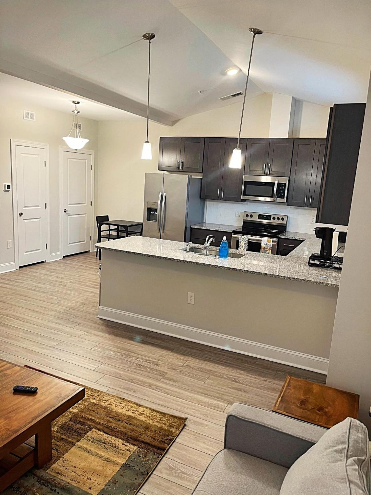 Quiet Apartment - 10 Minutes From Ecu Грийнвил Екстериор снимка